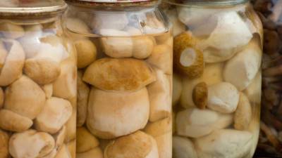 Вкусная закуска на зиму: как правильно мариновать белые грибы