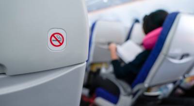 Женщина закурила на борту самолета во время приземления (видео)