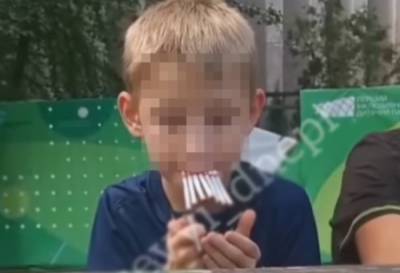 "Чей сынуля до школы не дошёл": мальчик решился на нелепую выходку с пачкой сигарет, видео