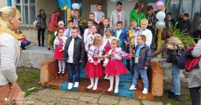 У селі на Львівщині провели урочисту лінійку під закритою школою (відео)