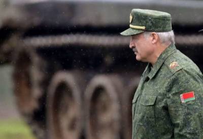 Лукашенко похвастался, что Россия вооружит его режим до зубов