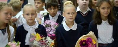 Глава Дзержинска Иван Носков принял участие в праздничной линейке в школе №6