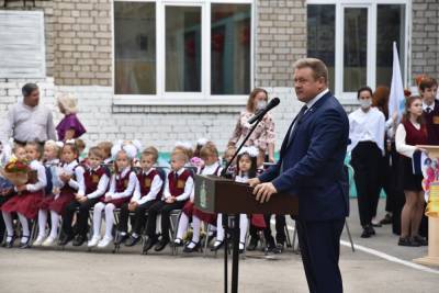 Любимов посетил торжественную линейку в рязанской школе №47