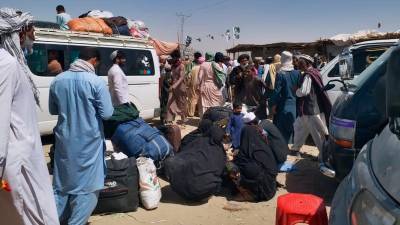 Толпы людей стекаются к границам Афганистана в надежде уехать из страны