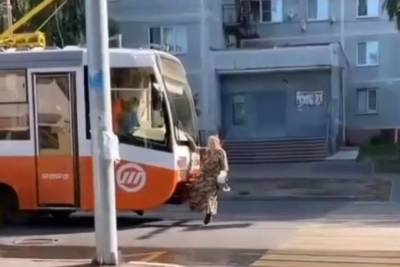 Бабушка-зацепер остановила трамвай в Ульяновске