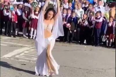 «Танец живота» молодой учительницы взбодрил школьную линейку в Хабаровске