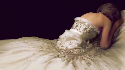 История кутюрного платья Chanel с постера фильма «Спенсер: Тайна принцессы Дианы»