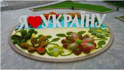 В центре Киева появился гигантский "торт" из цветов в честь Украины(фото)