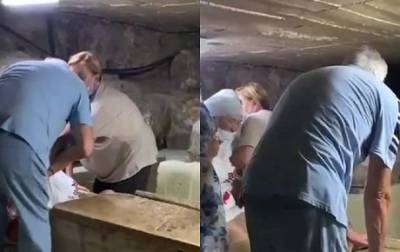Курьез: на Кипре пенсионерка зачем-то залезла в саркофаг святого Лазаря и застряла (ВИДЕО)
