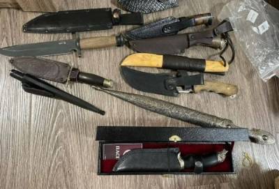 Коллекцию ножей и дорогие украшения нашли при обыске у начальника ГИБДД по Миллеровскому району