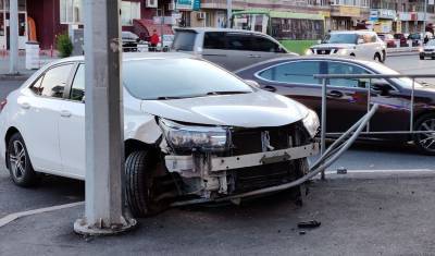 В Тюмени на Малыгина Toyota влетела в железные ограждения, водитель сбежал
