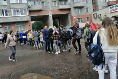 В Ярославле родители школьников проклинают городские власти