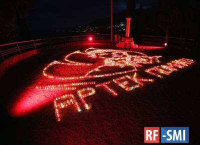 Артековцы зажгли свечи в память о солдатах, павших в боях Второй мировой войны