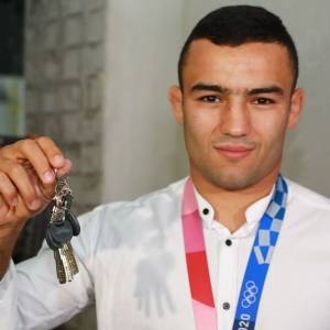В Запорожье вручили ключи от квартиры серебряному призеру Олимпийских игр Парвизу Насибову. Фото