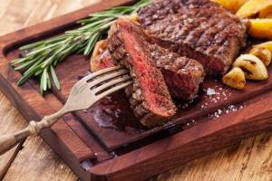 Почему красное мясо опасно для женщин: ответ ученых