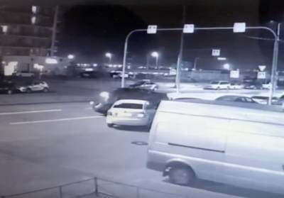 В Мурино автомобилист протаранил припаркованный автомобиль и скрылся с места ДТП
