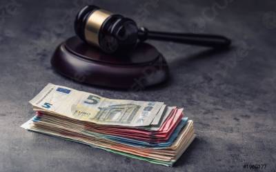 Двух адвокатов из Каунаса подозревают в подкупе судьи, просят лишить его иммунитета