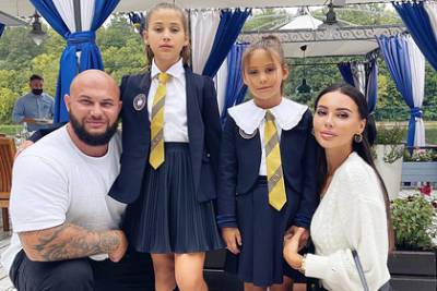 Стала известна цена одежды детей Самойловой и Джигана на школьной линейке