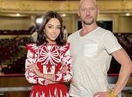 Ідеальний образ на 1 вересня: Катерина Кухар у червоній сукні в національному українському стилі