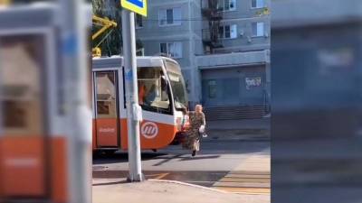 Пенсионерка-зацепер в Ульяновске задержала движение трамваев