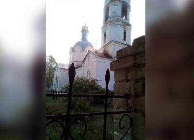В селе Нижний Мамон Воронежской области после удара молнии загорелся храм