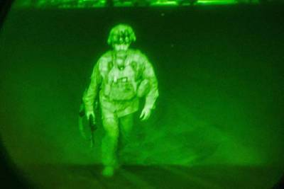 В США проанализировали фото покидающего Афганистан генерала