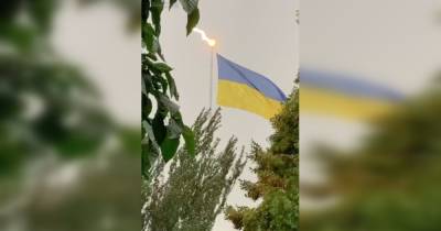 "Это небезопасно": эксперт не советует гулять у самого высокого в Украине флагштока в грозу (видео)