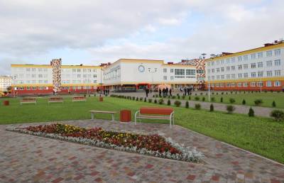 4 этажа, галерея, бассейн и хоккейная коробка: Как выглядит школа, которую в Бобруйске открыл Президент?