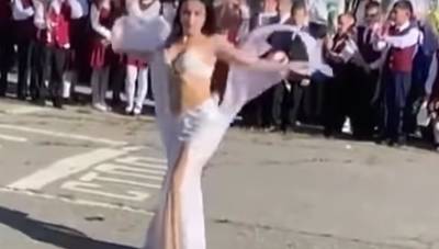 Хабаровскую школу проверят после танца живота от учительницы на линейке