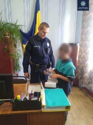Смартфон за хорошее поведение ребенку подарил полицейский общины на Черкасчине