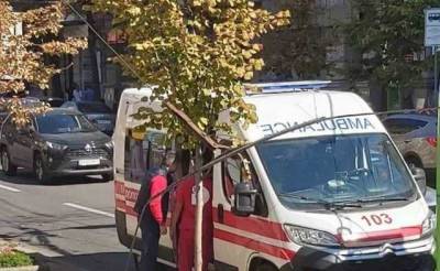 У центрі Харкова після потужного удару тролейбусним дротом госпіталізували пішохода