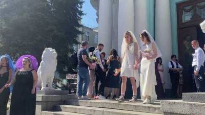 Требуют равенства для всех: в Харькове "поженились" две девушки