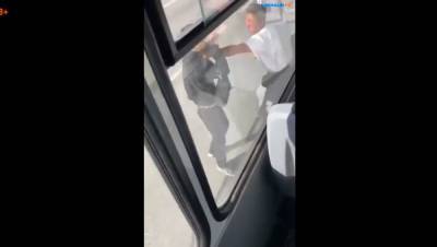Пассажир южно-сахалинского автобуса разбил лицо водителю из-за глупой ссоры