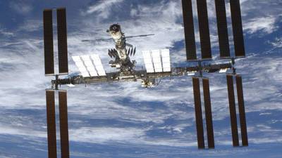Российские космонавты провели в открытом космосе более семи часов