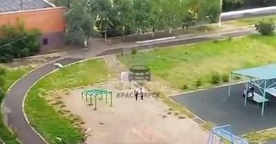 Жители Красноярска обнаружили тело посреди школьного стадиона