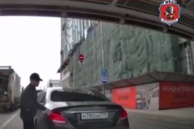 В Москве задержали водителя Mercedes, снявшего в пробке госномера