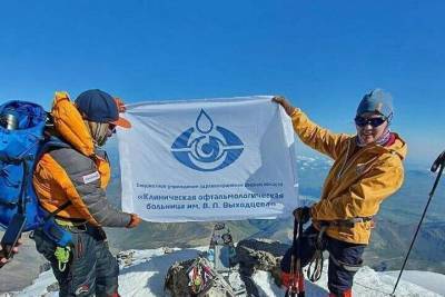 Врач-альпинист из Омска совершила восхождение на Эльбрус
