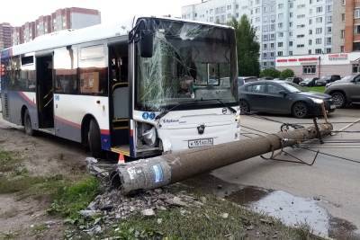 В Ярославле маршрутка завалила бетонный столб