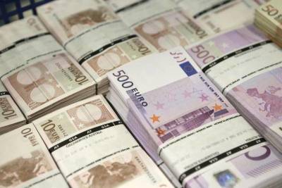 Доллар и евро дешевеют на торгах "Московской биржи"