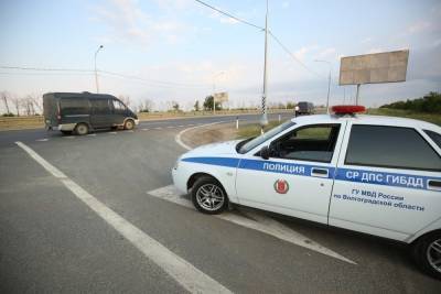 Под Волгоградом высаженный из автобуса дебошир напал на полицейских
