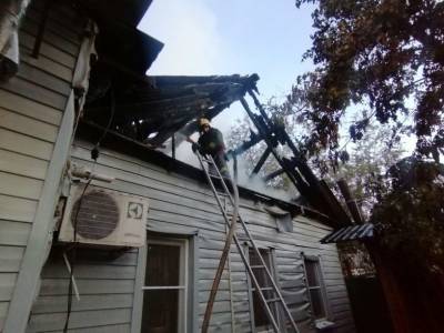 Пожарные полтора часа тушили загоревшийся дом в Ленинском районе