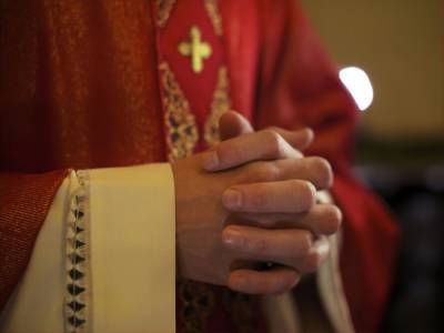 В Испании епископ отрекся от сана ради писательницы эротических романом с сатанинскими мотивами