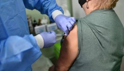 На Киевщине всех учителей будут вакцинировать в школах