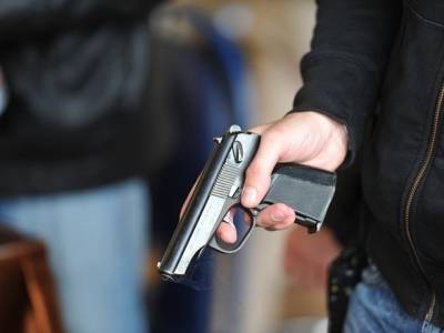 Челябинец угрожал продавцу пистолетом-зажигалкой