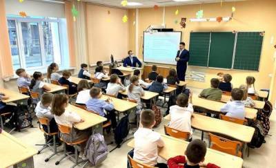 Правила финансовой безопасности рассказал тюменским школьникам руководитель Сбера