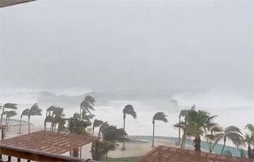 Ураган «Олаф» обрушился на побережье Мексики - charter97.org - Белоруссия - Мексика - шт. Калифорния - Twitter