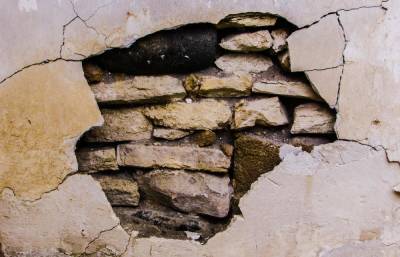 Прокуратура добилась от УК ремонта разваливающегося дома на набережной Лазури в Твери
