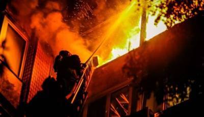 В Киеве при пожаре многоэтажки погибла женщина