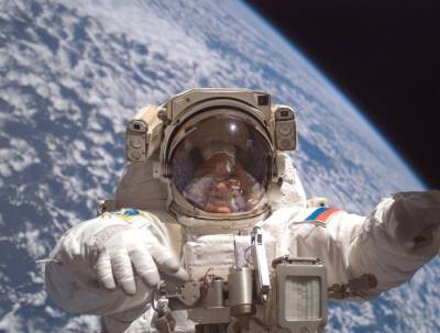 Российские космонавты отработали смену в открытом космосе