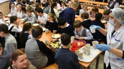 Россиянам объяснили запрет на использование в школах колбасы и макарон с фаршем